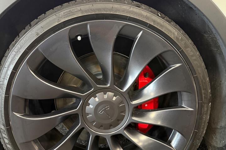 Hvid Tesla Model Y fra 2022