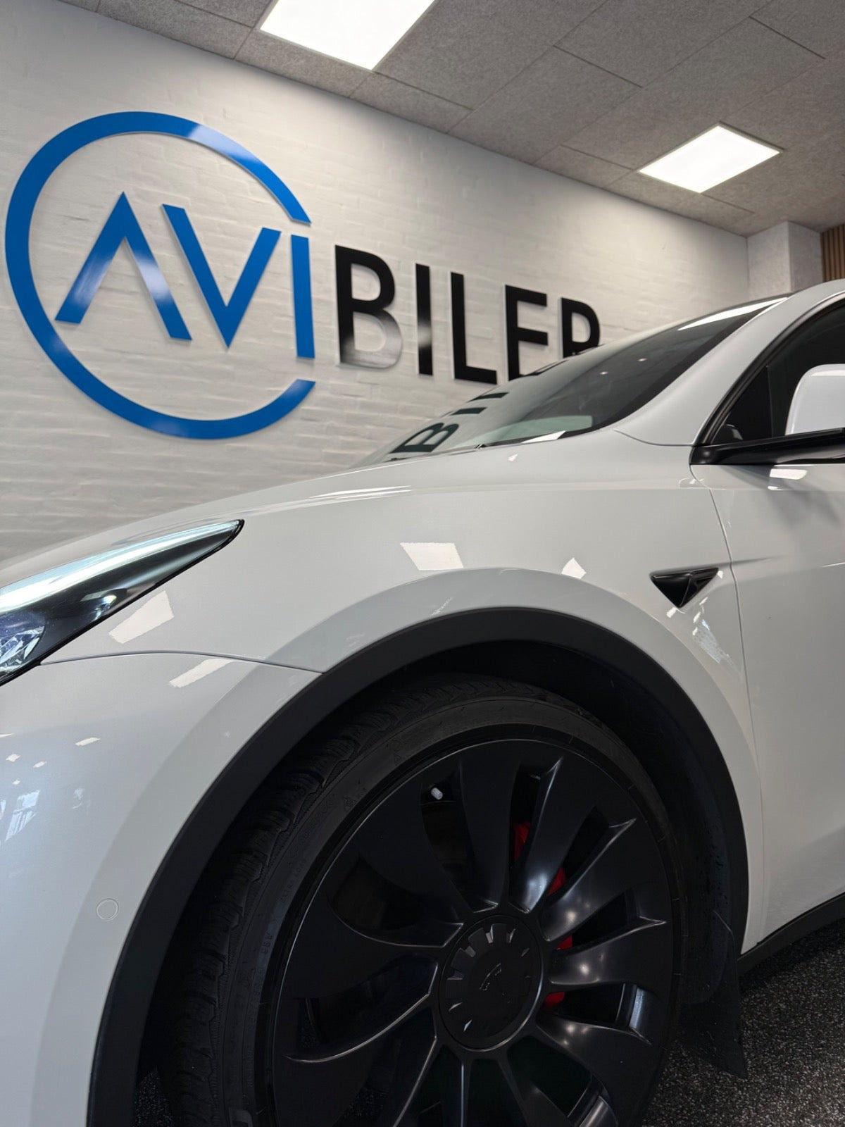 Hvid Tesla Model Y fra 2022