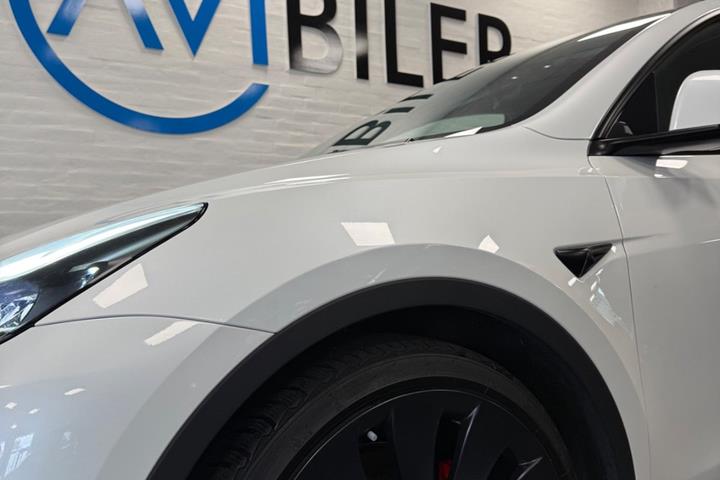 Hvid Tesla Model Y fra 2022