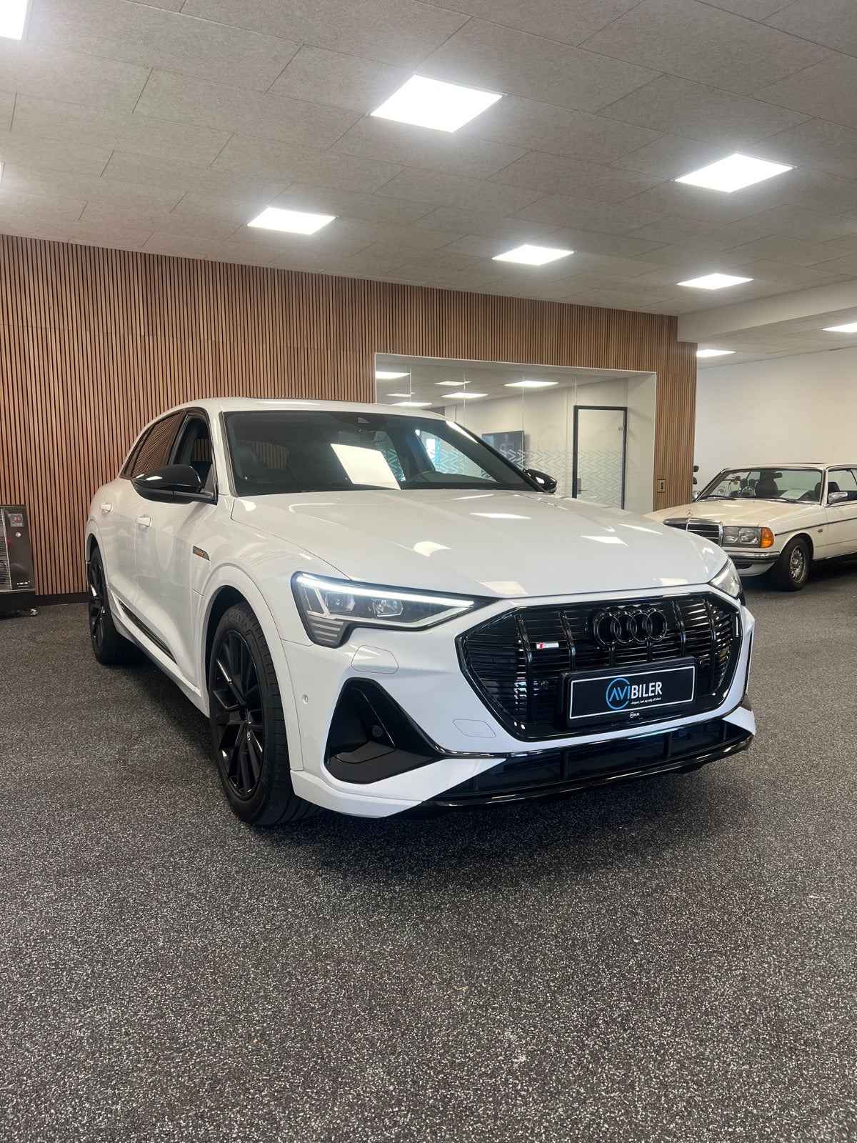 Hvid Audi e-tron fra 2023