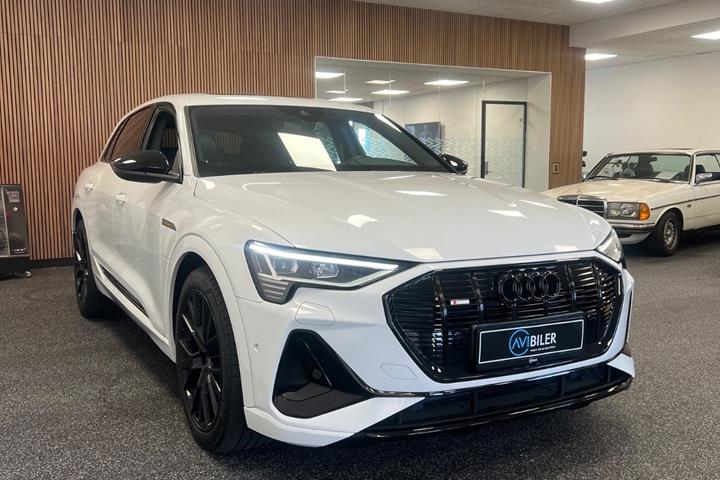 Hvid Audi e-tron fra 2023