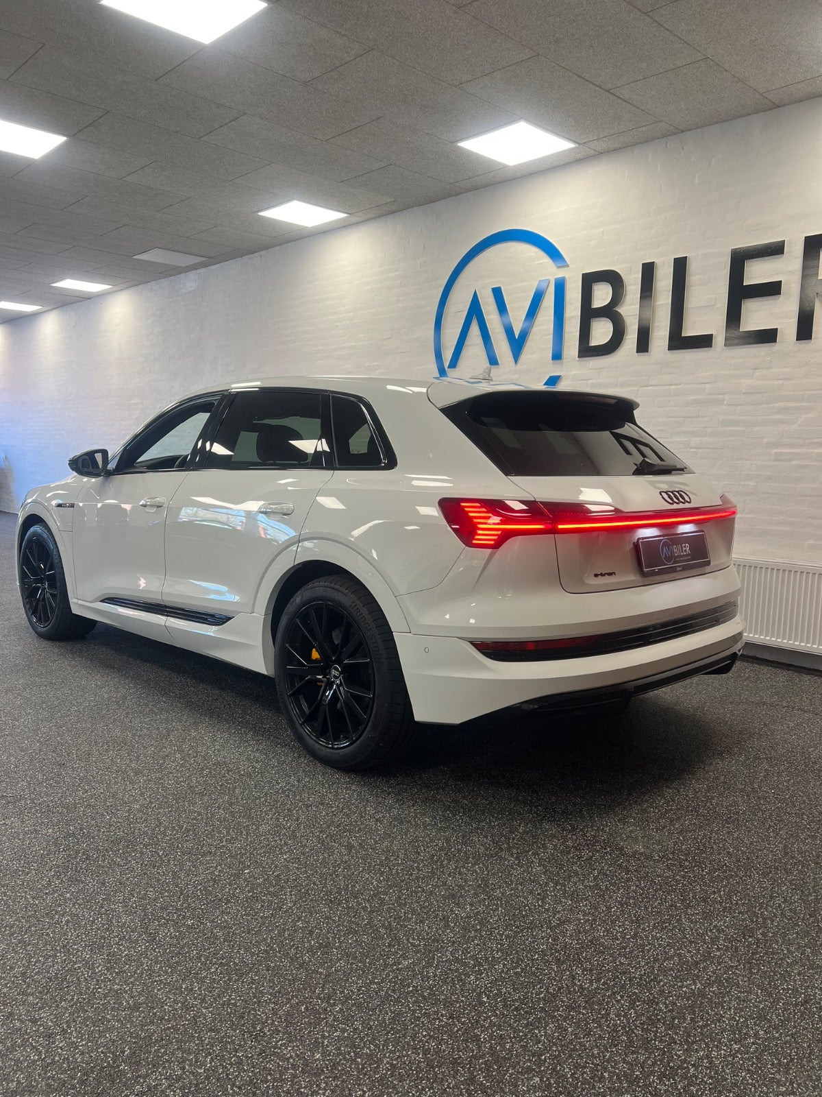 Hvid Audi e-tron fra 2023