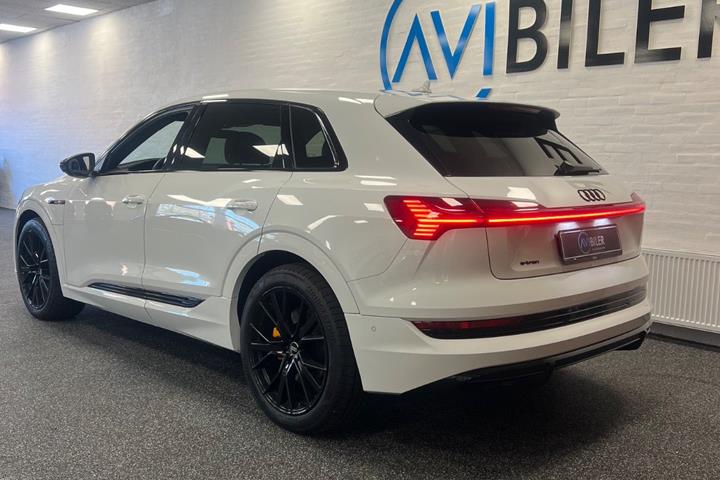 Hvid Audi e-tron fra 2023