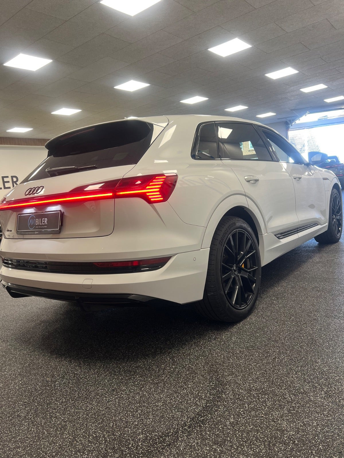 Hvid Audi e-tron fra 2023