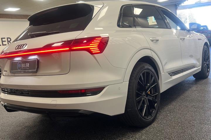 Hvid Audi e-tron fra 2023