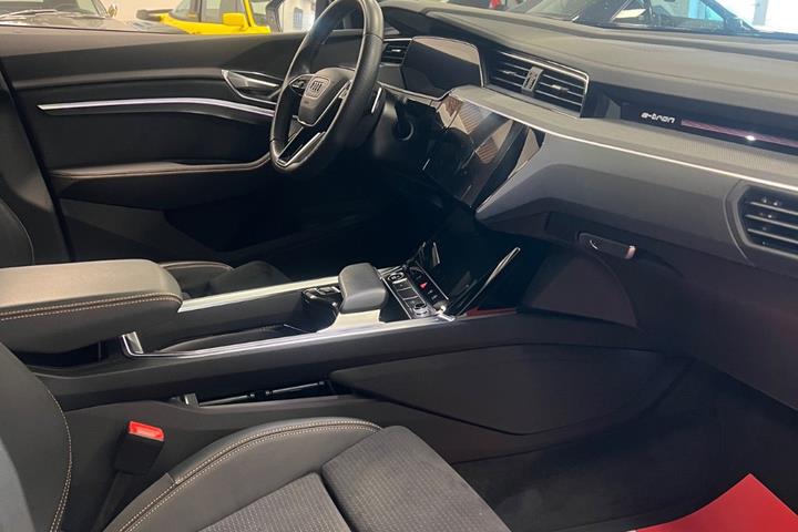 Hvid Audi e-tron fra 2023