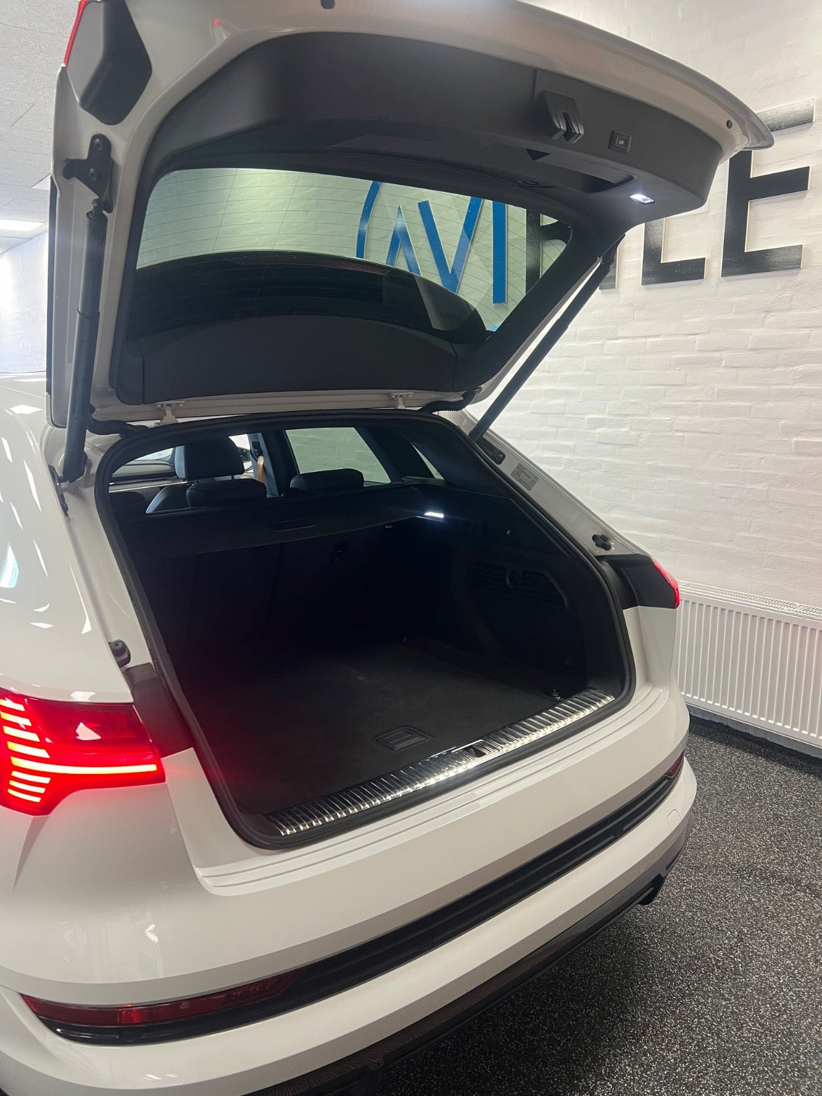 Hvid Audi e-tron fra 2023