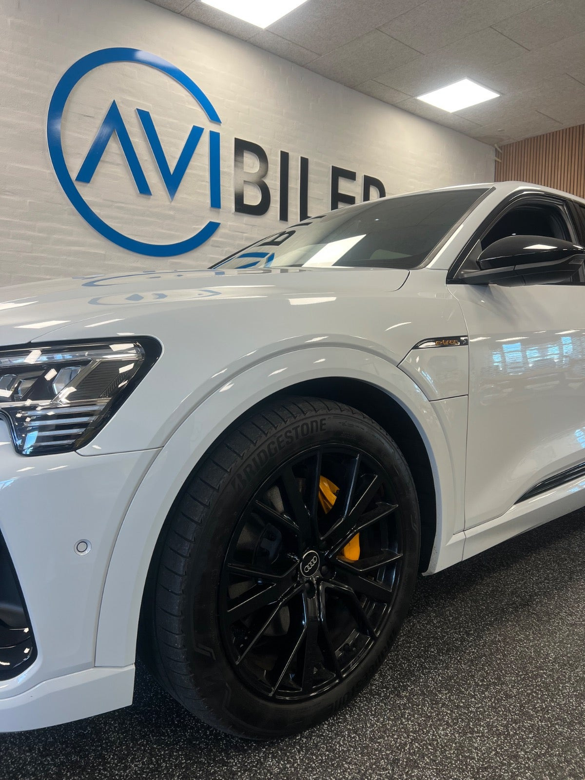 Hvid Audi e-tron fra 2023