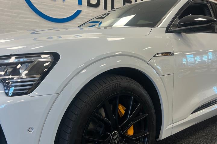 Hvid Audi e-tron fra 2023