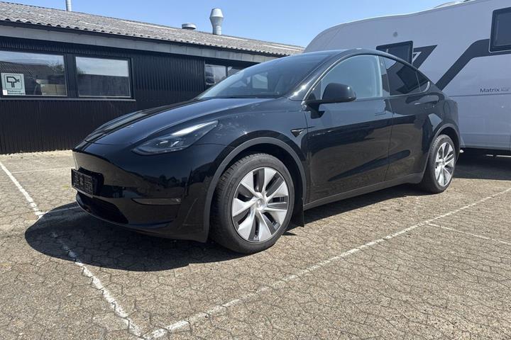 Sort Tesla Model Y fra 2022 set udefra