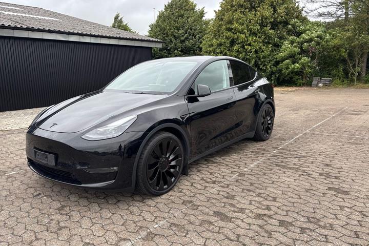 Sort Tesla Model Y fra 2022 set udefra