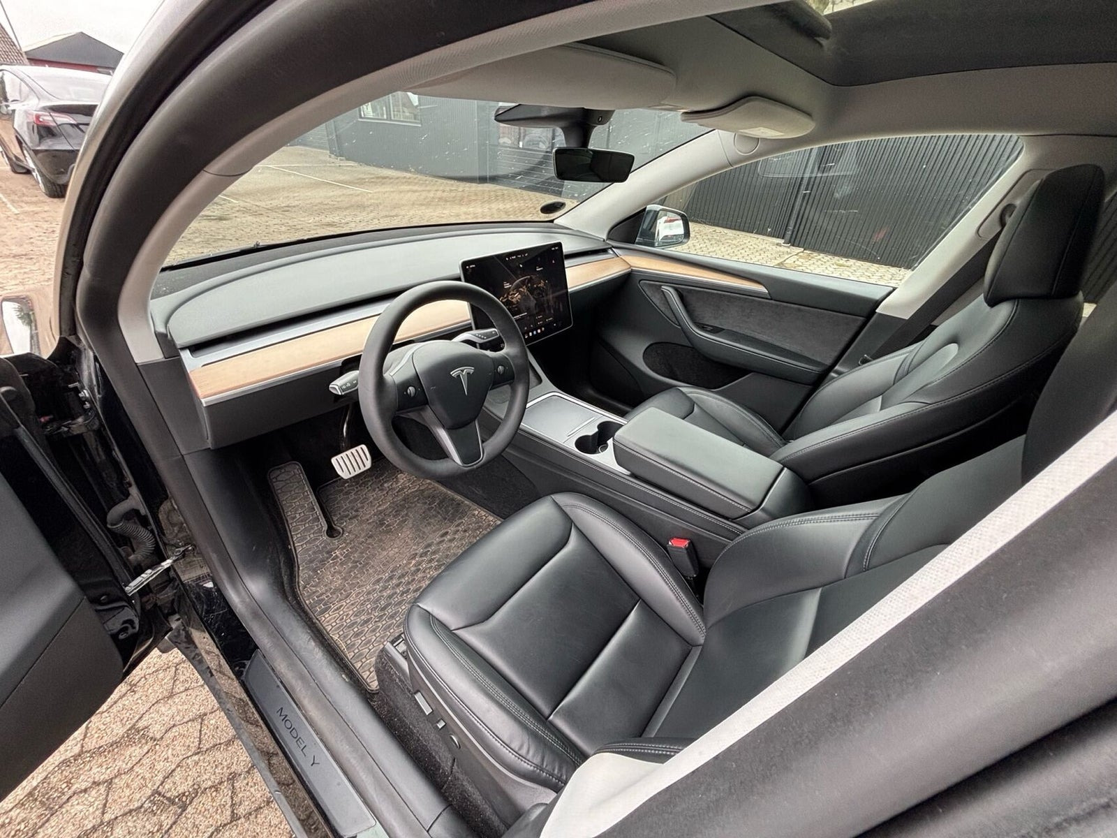 Sort Tesla Model Y fra 2022
