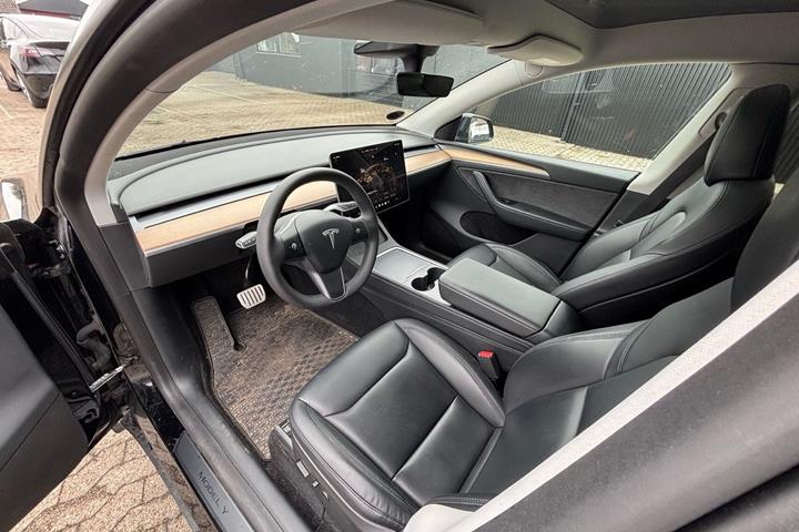 Sort Tesla Model Y fra 2022