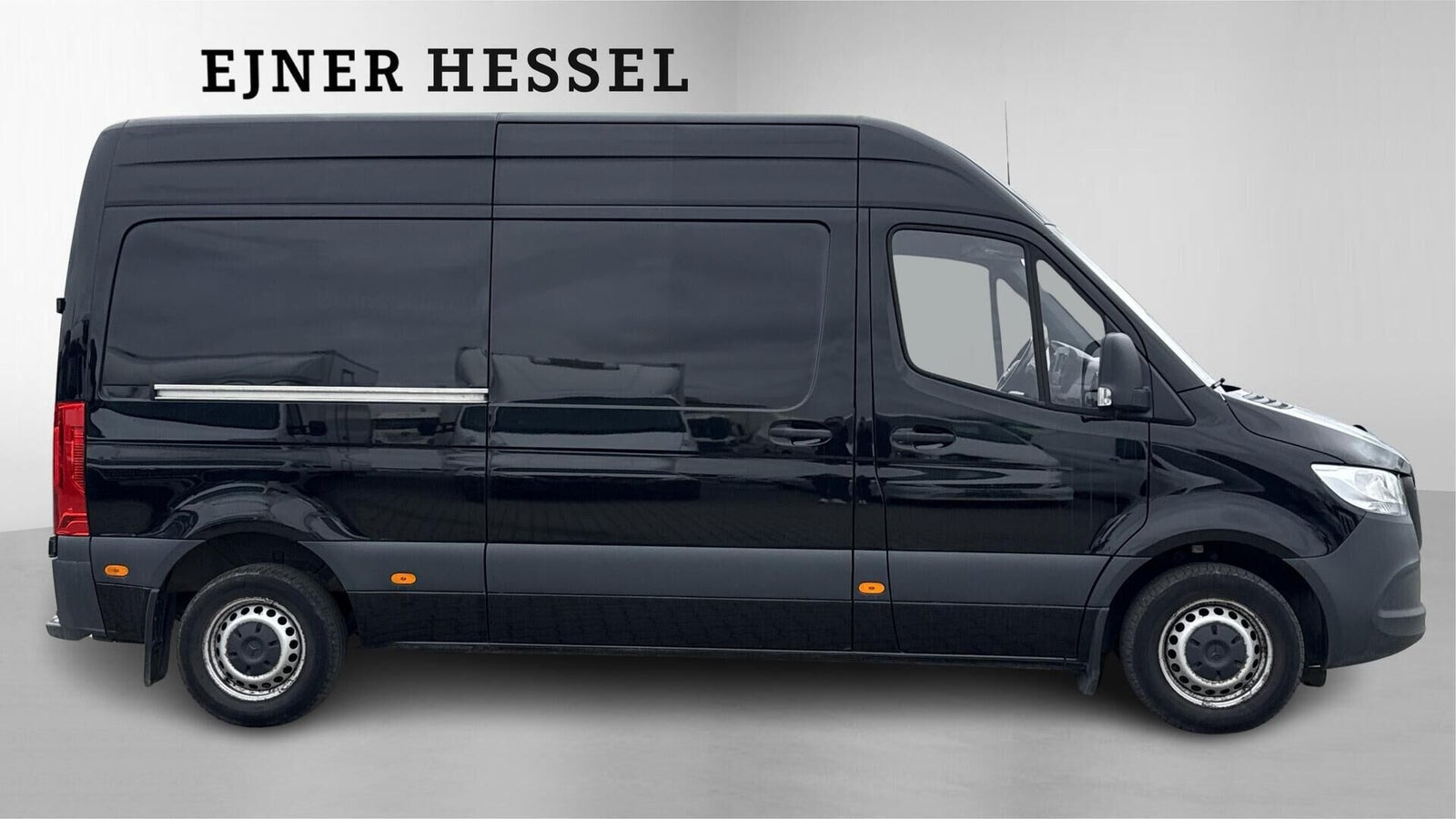 Sort Mercedes Sprinter 215 fra 2022