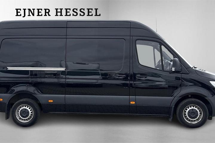 Sort Mercedes Sprinter 215 fra 2022