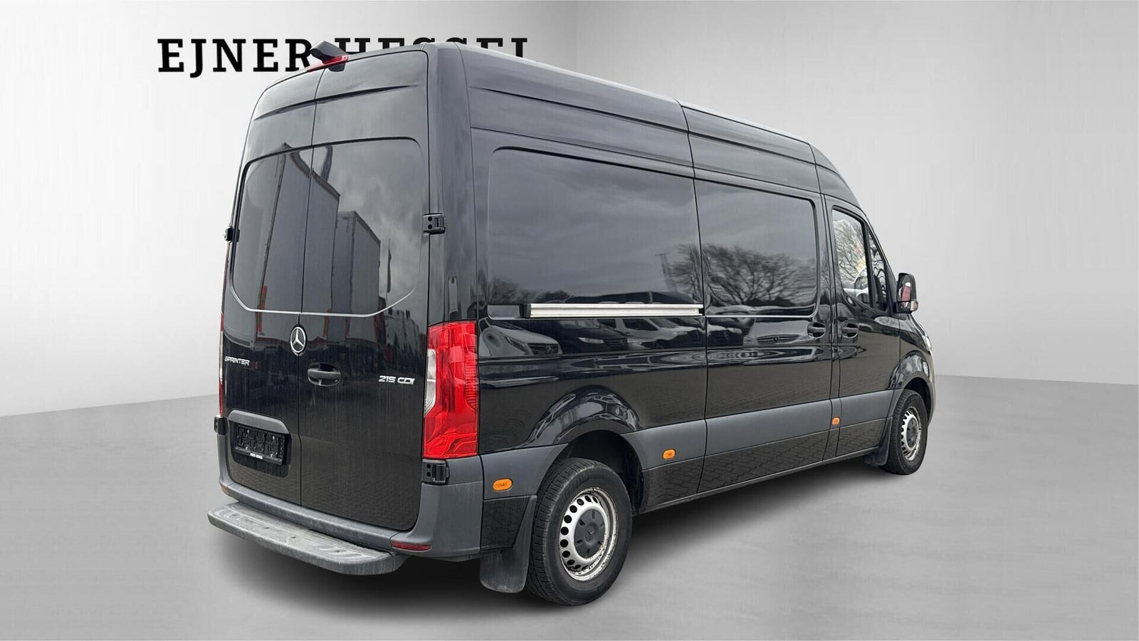 Sort Mercedes Sprinter 215 fra 2022