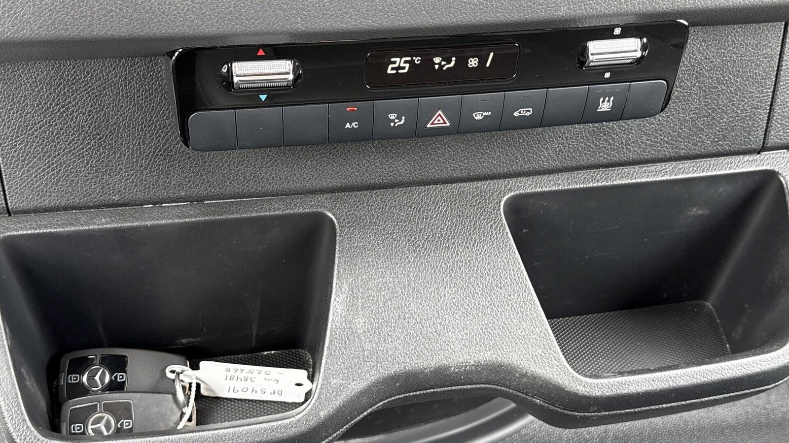 Sort Mercedes Sprinter 215 fra 2022