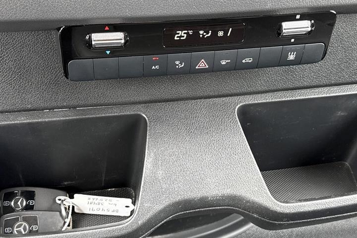 Sort Mercedes Sprinter 215 fra 2022