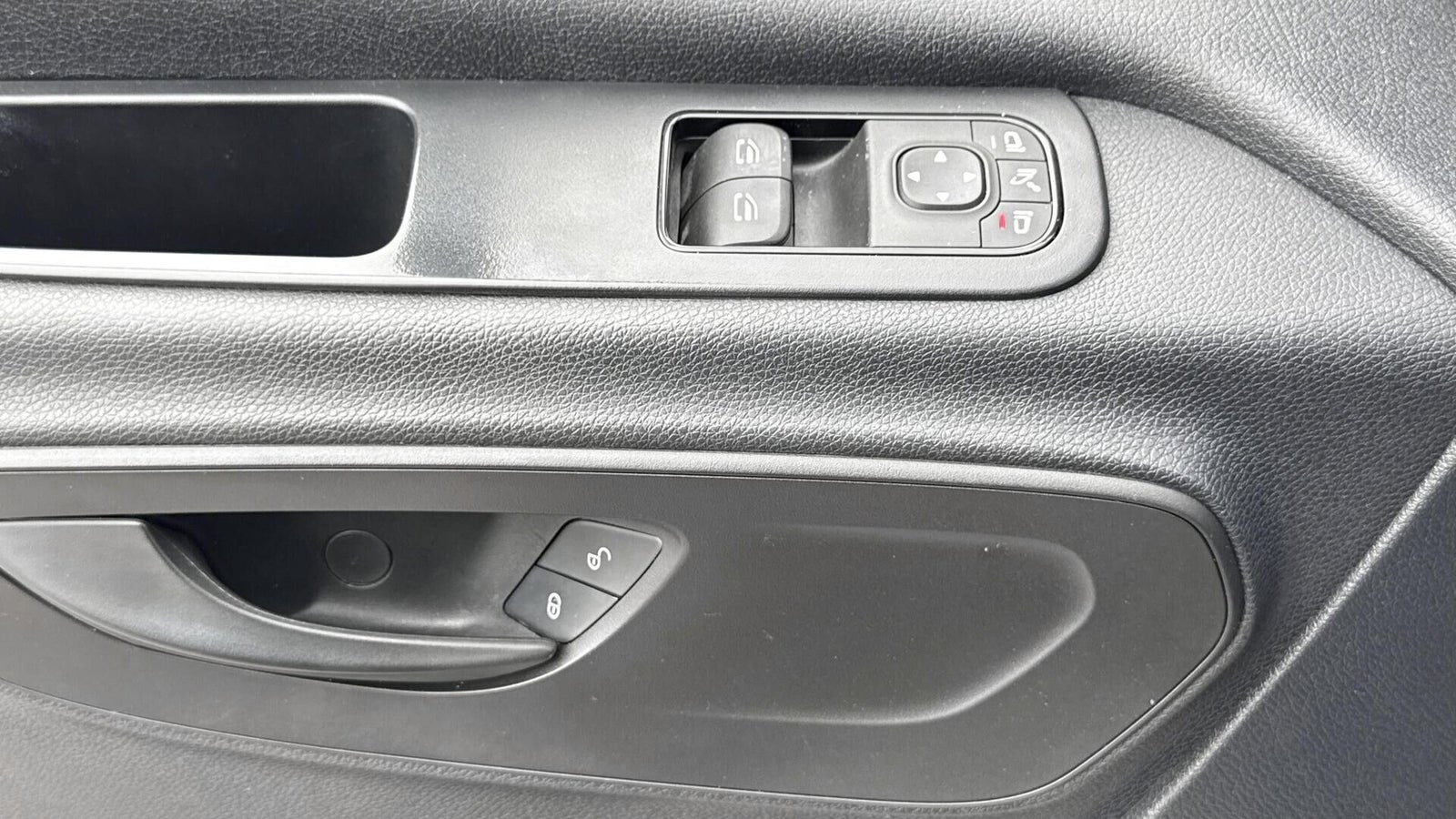 Sort Mercedes Sprinter 215 fra 2022