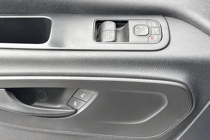 Sort Mercedes Sprinter 215 fra 2022