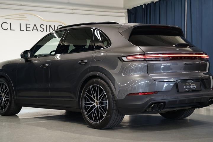 Grå Porsche Cayenne fra 2024