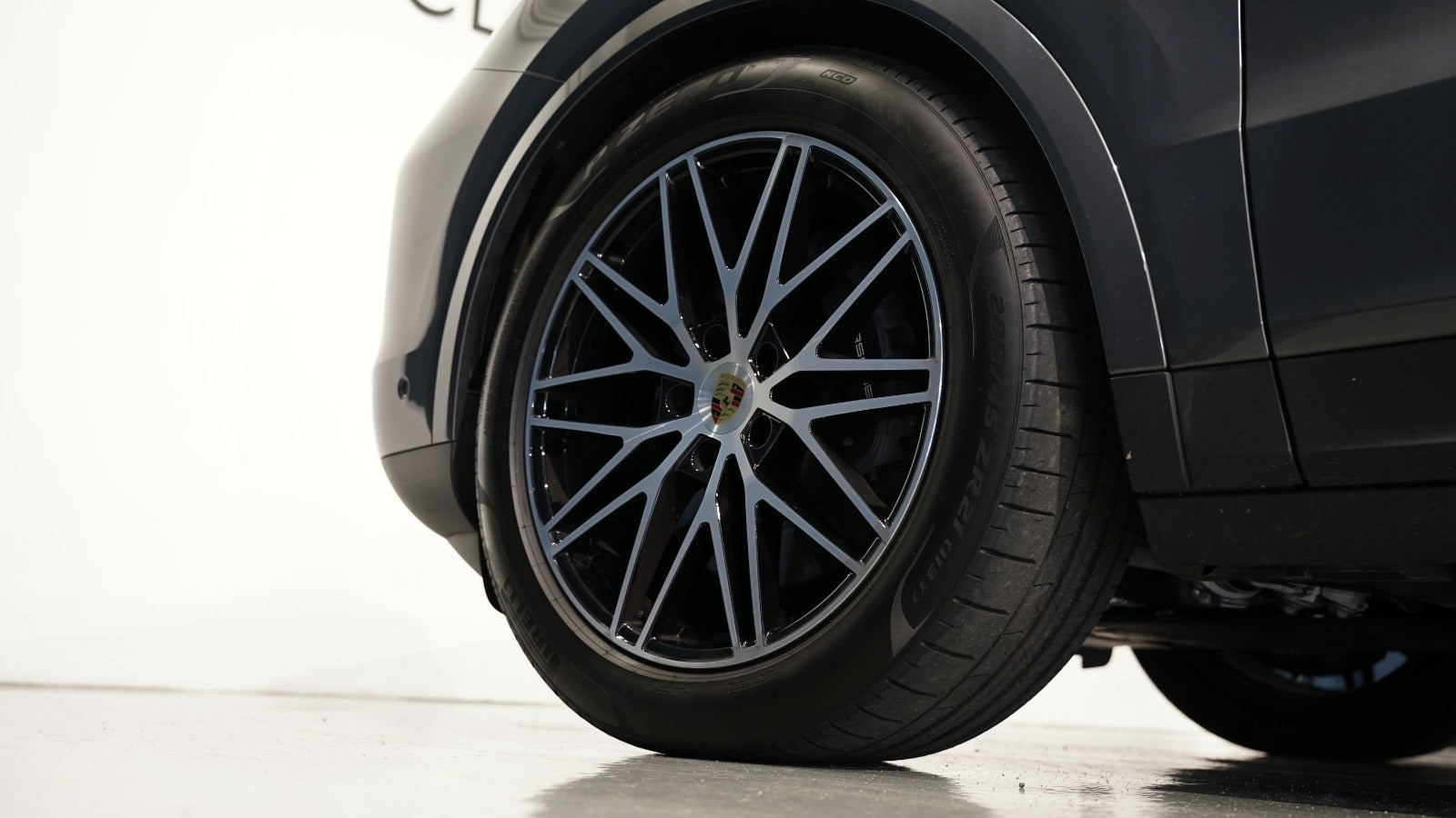 Grå Porsche Cayenne fra 2024
