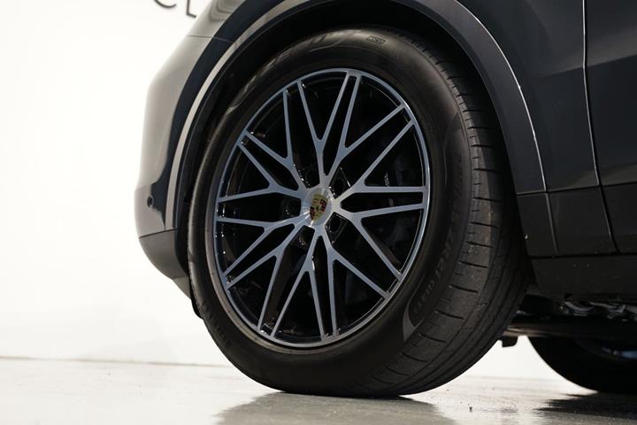 Grå Porsche Cayenne fra 2024