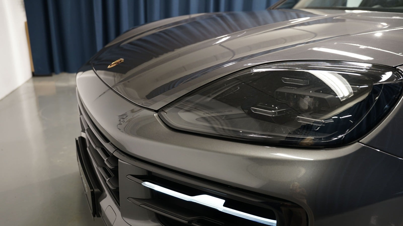 Grå Porsche Cayenne fra 2024