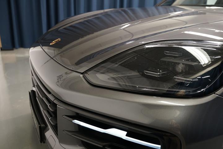 Grå Porsche Cayenne fra 2024
