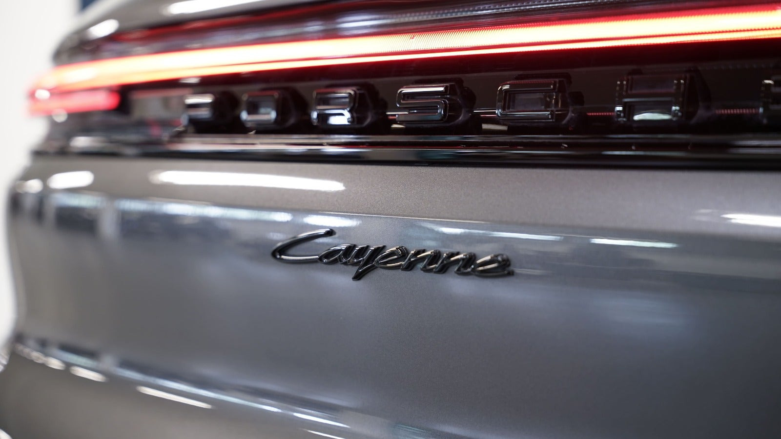 Grå Porsche Cayenne fra 2024