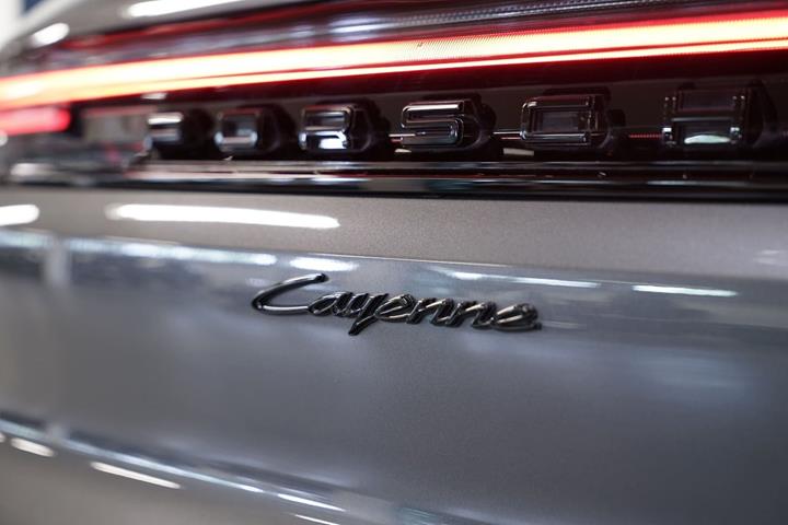 Grå Porsche Cayenne fra 2024