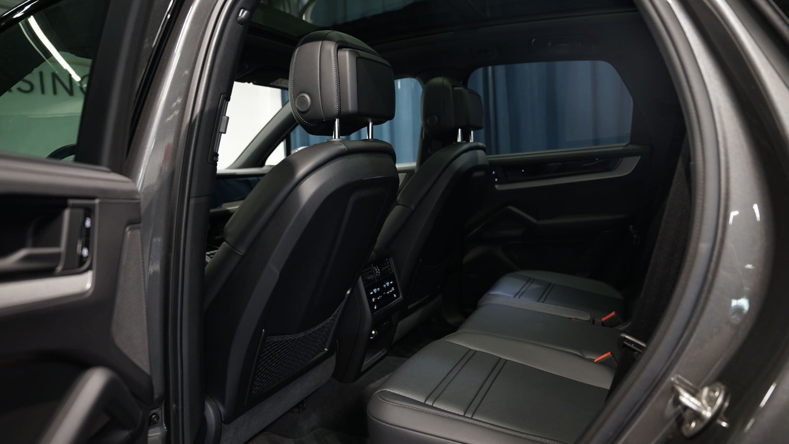 Grå Porsche Cayenne fra 2024