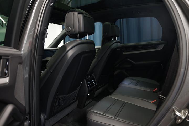 Grå Porsche Cayenne fra 2024