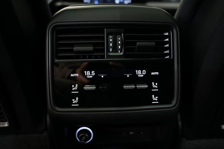 Grå Porsche Cayenne fra 2024