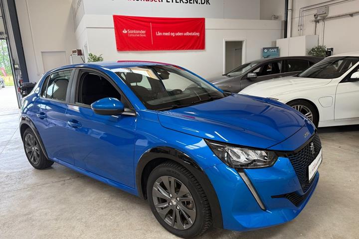 Blå Peugeot e-208 fra 2021 set udefra