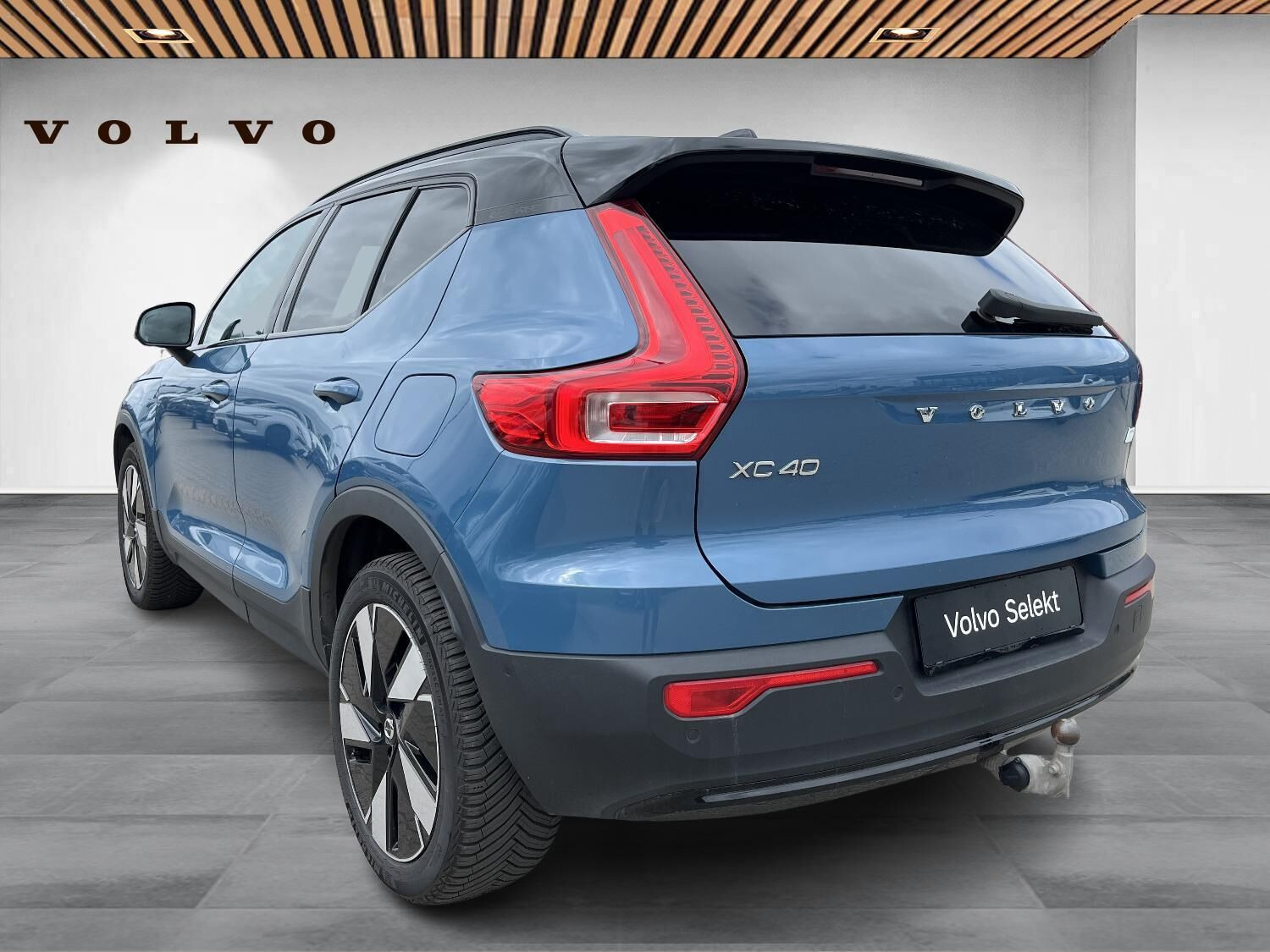 Blå Volvo XC40 fra 2024