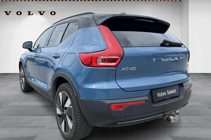 Blå Volvo XC40 fra 2024