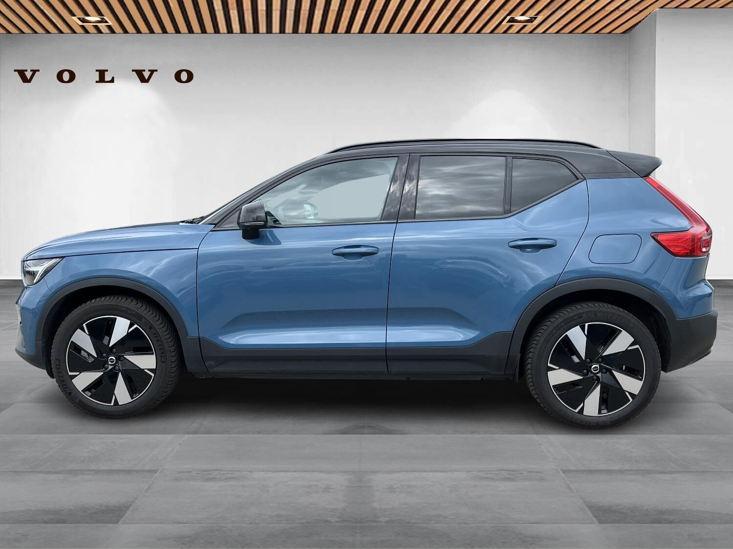 Blå Volvo XC40 fra 2024