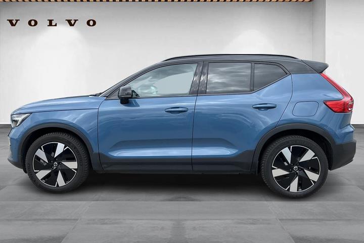 Blå Volvo XC40 fra 2024