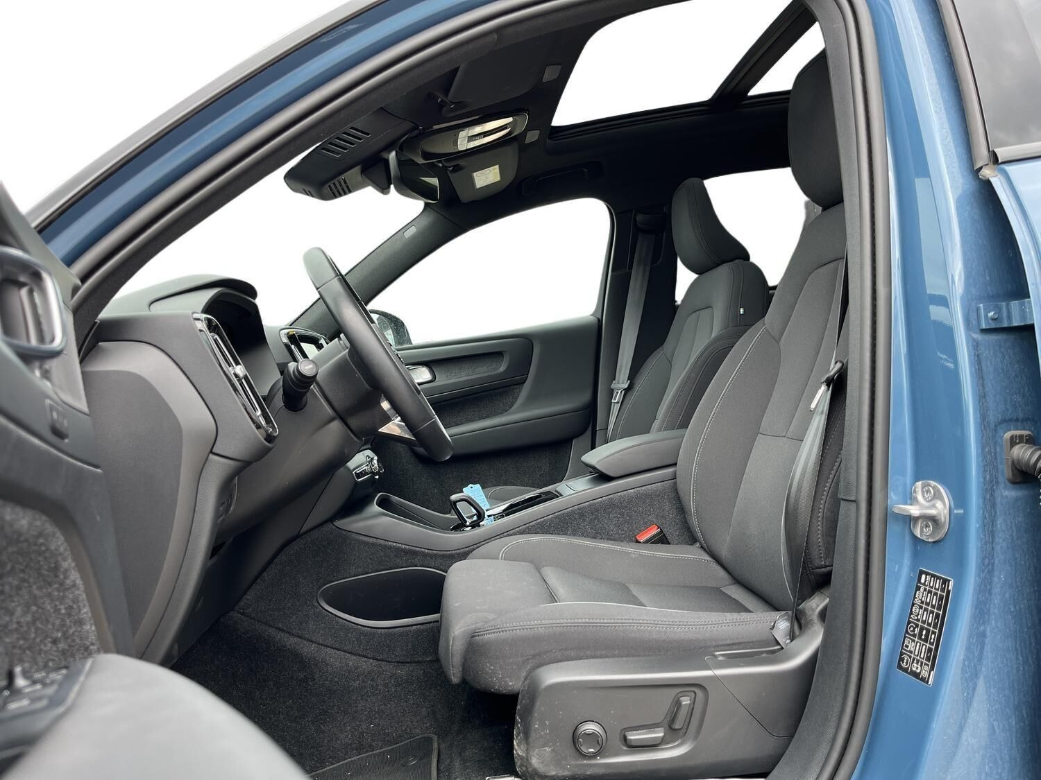 Blå Volvo XC40 fra 2024