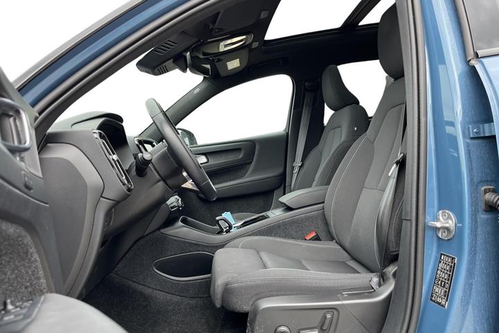 Blå Volvo XC40 fra 2024