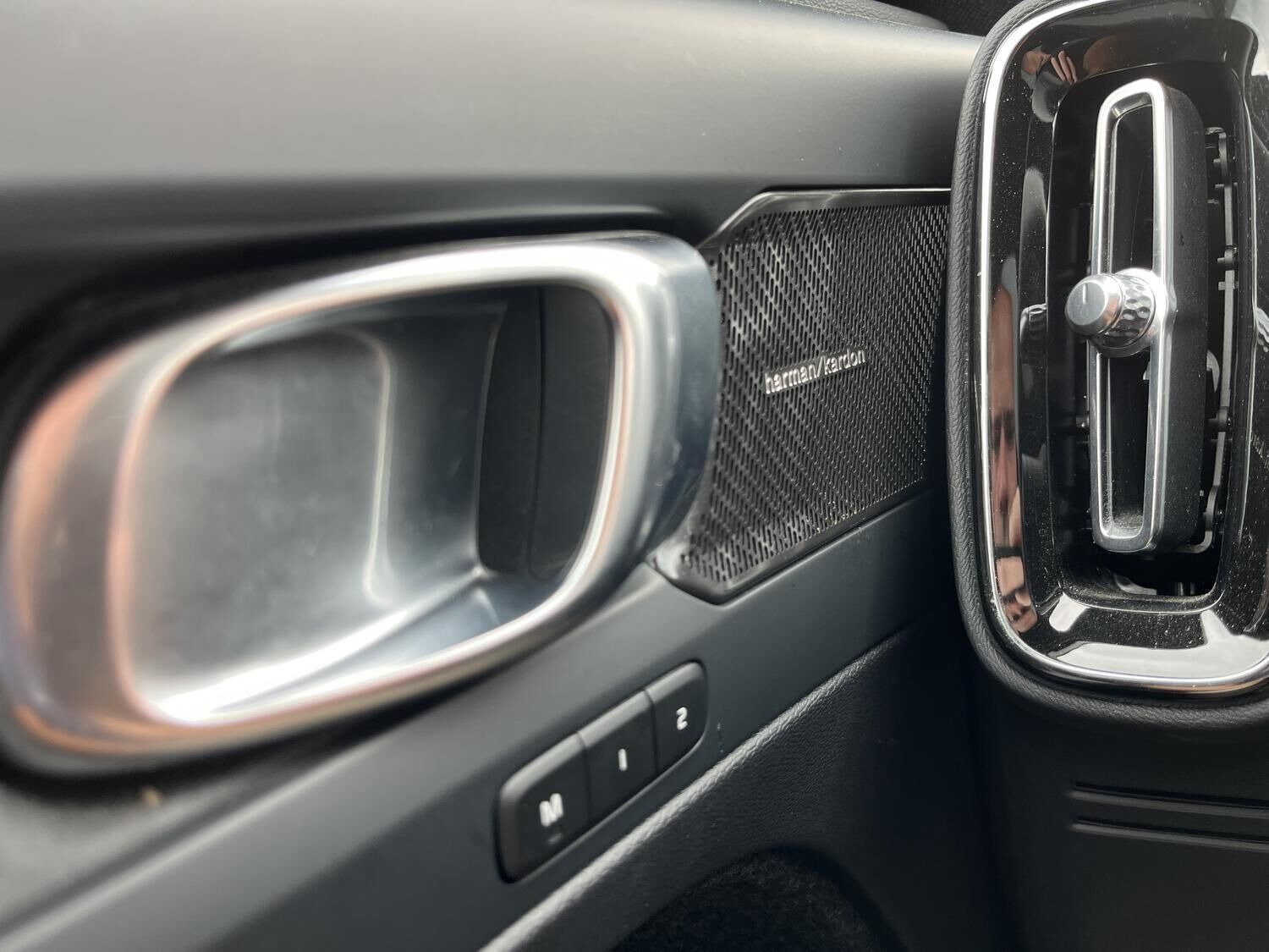 Blå Volvo XC40 fra 2024