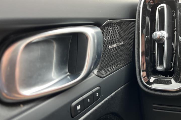 Blå Volvo XC40 fra 2024