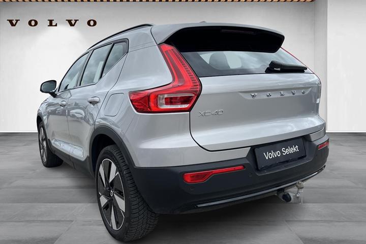 Grå Volvo XC40 fra 2024