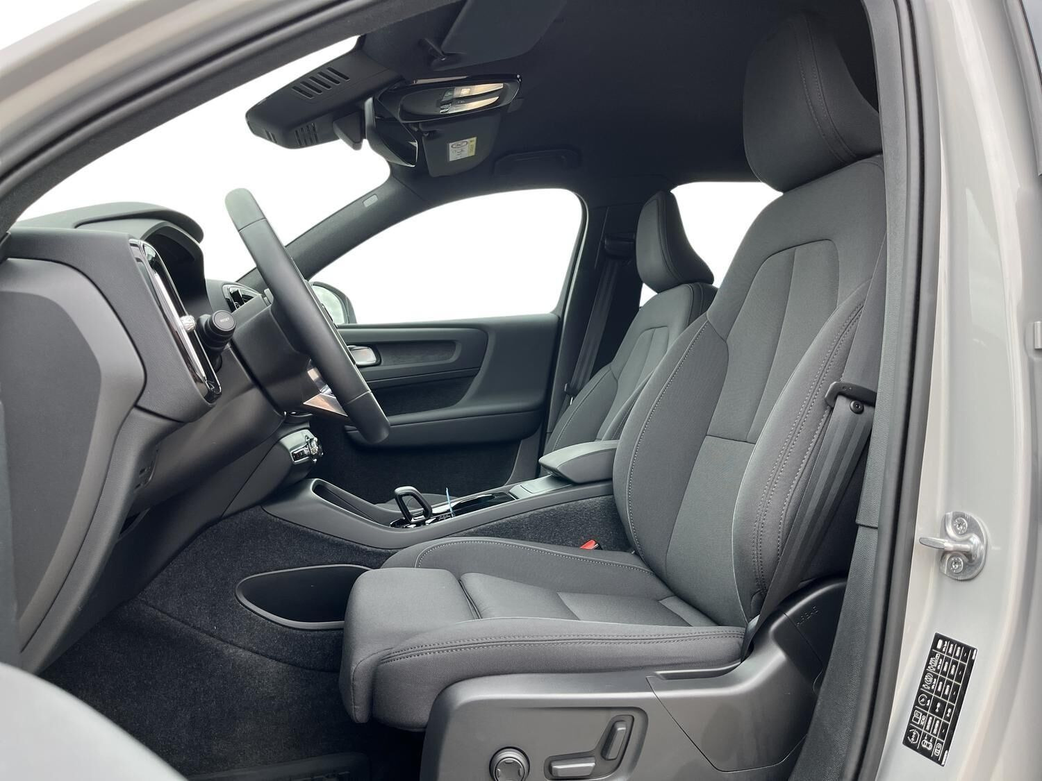 Grå Volvo XC40 fra 2024