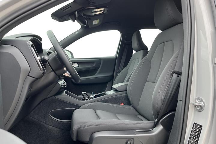 Grå Volvo XC40 fra 2024