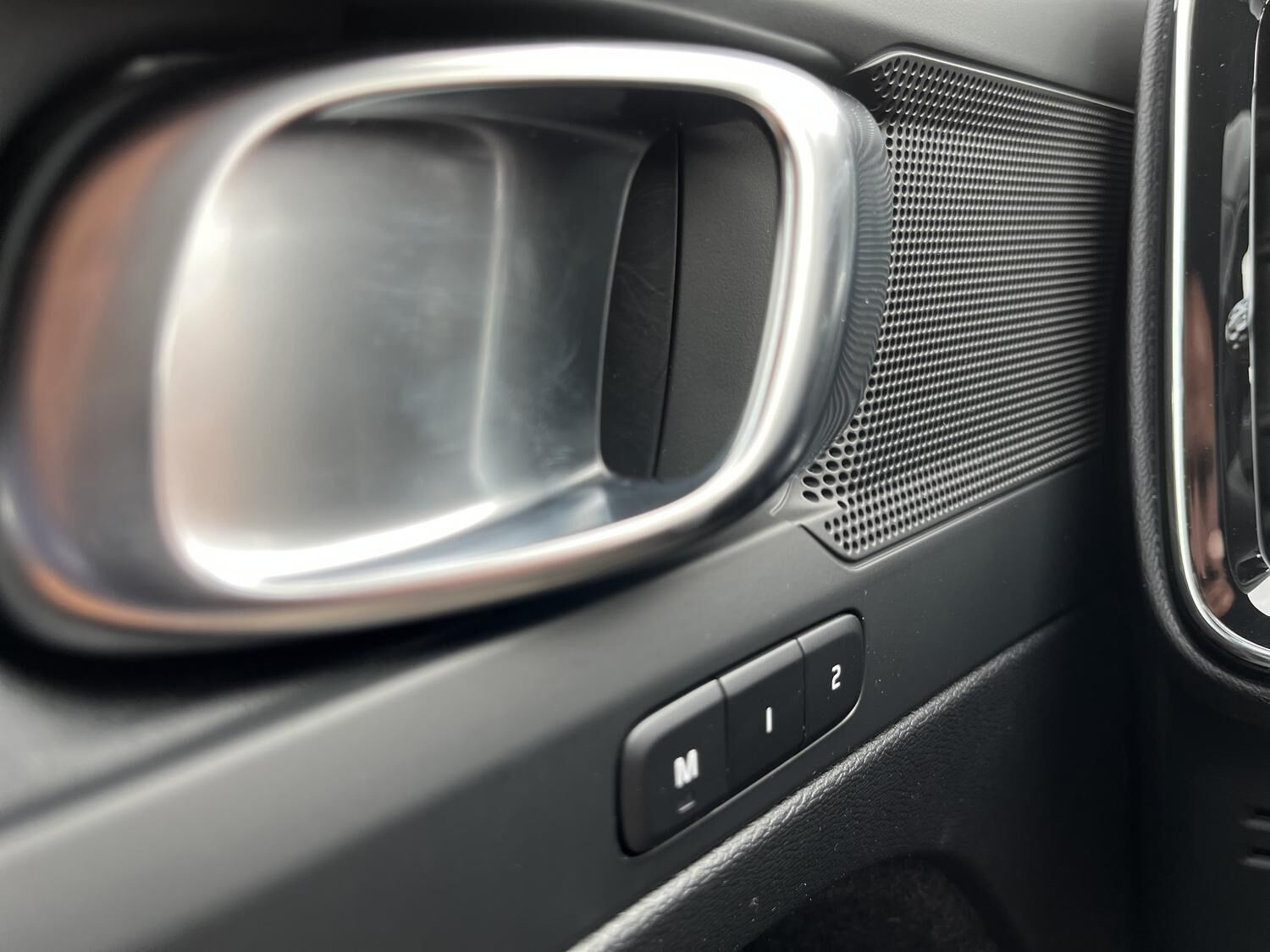 Grå Volvo XC40 fra 2024