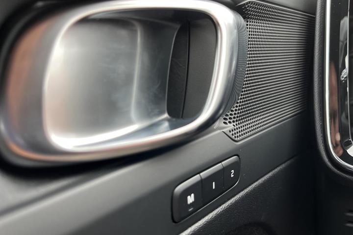 Grå Volvo XC40 fra 2024