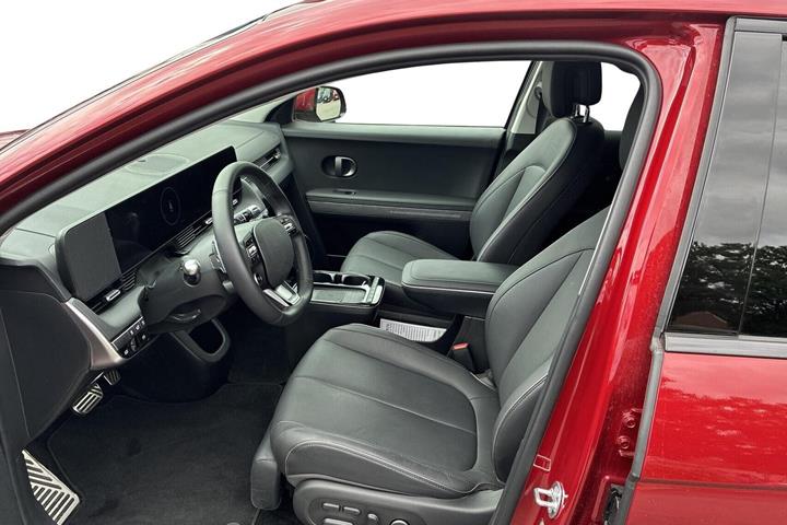 Rød Hyundai Ioniq 5 fra 2025
