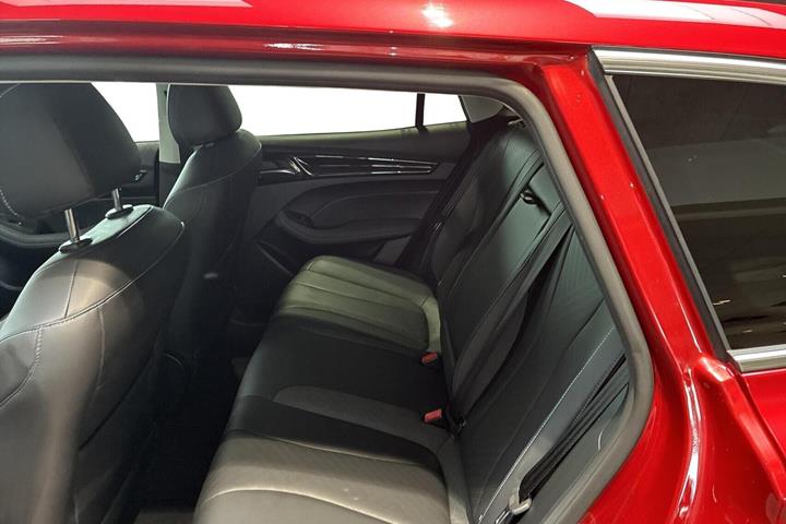 Rød MG MG5 fra 2024